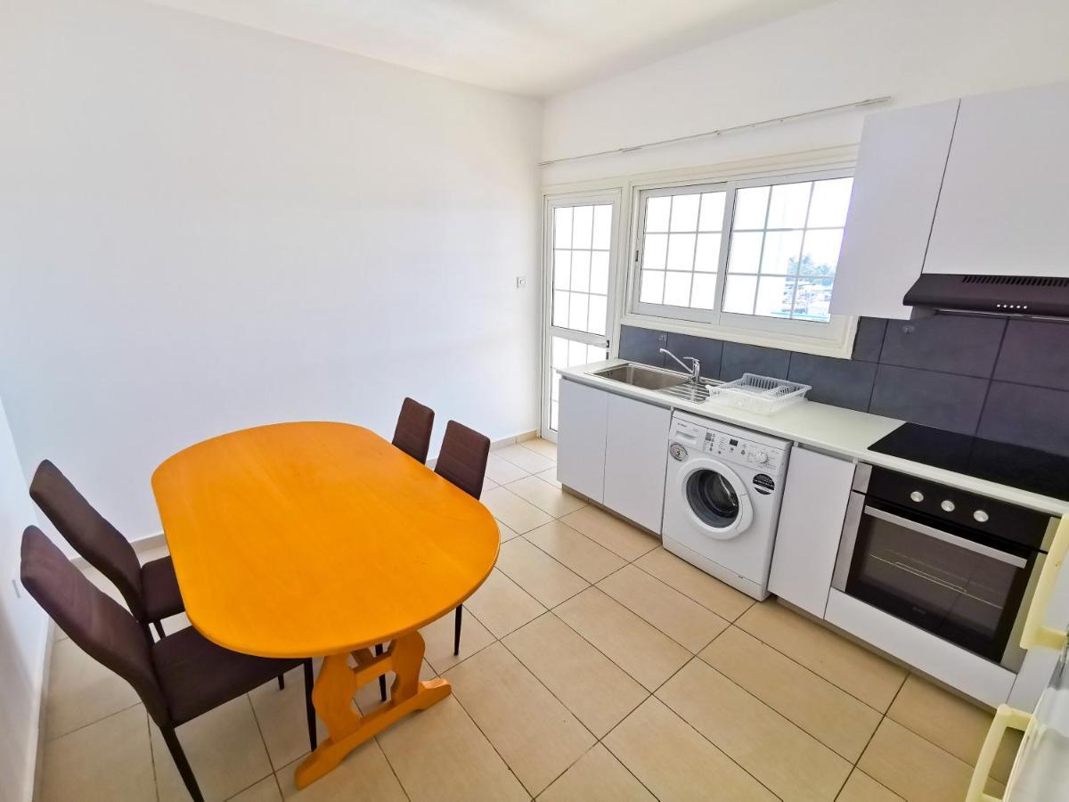 Off Course Seaview Apartment Larnaca Esterno foto