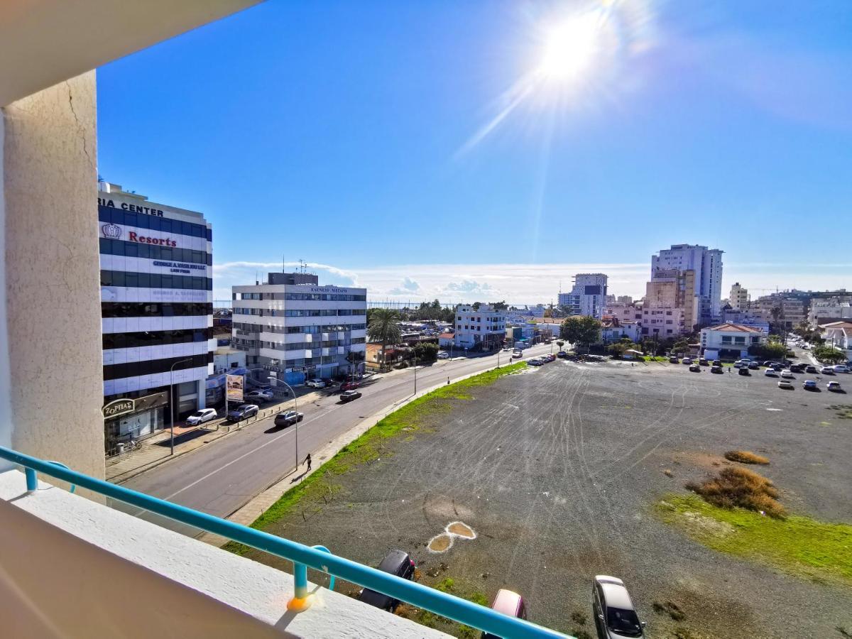 Off Course Seaview Apartment Larnaca Esterno foto